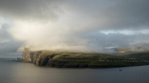 Danemark Iles Féroé Ile fumée séjour sensations fortes nuage mer paysage voyage o-nord