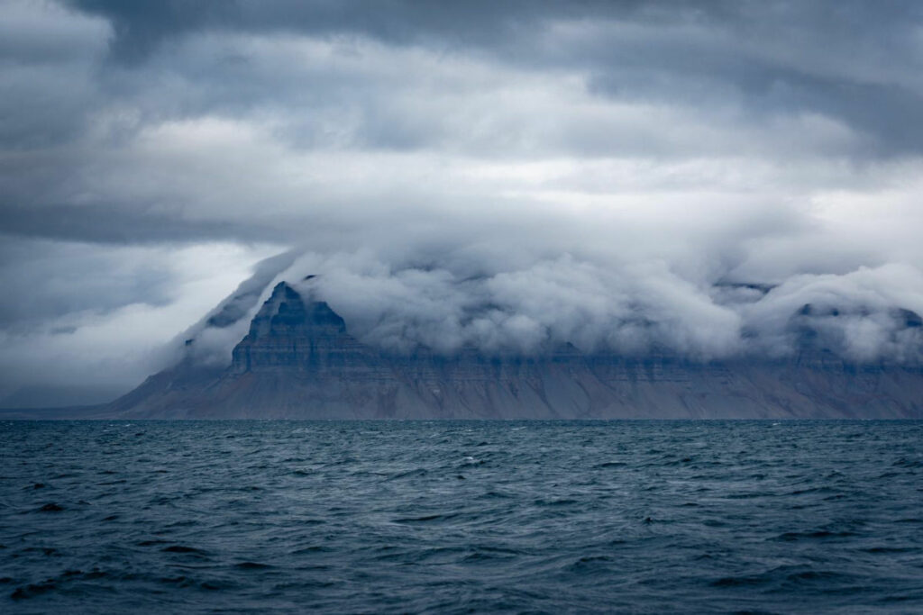 Svalbard Spitzberg séjour Traversée Nordenskiold pied randonnée marche expédition paysage montagnes fumée roches eau eau nature voyage o-nord