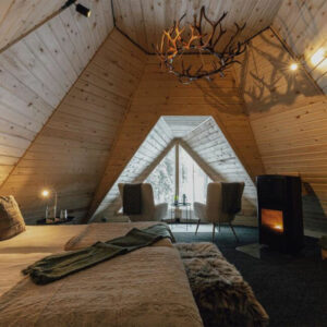 Suède Laponie Gunnarsbyn Aurora Safari Camp Tipi Cabins Bois Intérieur Chambre Décoration Chaleur Vitre Vue Séjour Hébergement Insolite Voyage O-Nord