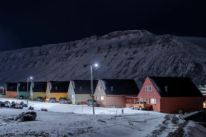 Svalbard Spitzberg séjour aurores boréales nuit polaire observation montagnes neige ville basecamp lodge chalet hebergement hiver voyage o-nord