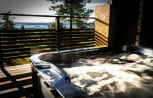 Finlande Séjour Hotel Giant Arctic Luxury Nichoir Birdhouse extérieur bain remous relaxation confort vue terrace été soleil paysage foret Chalet voyage o-nord