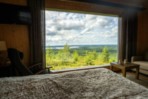 Finlande Séjour Hotel Giant Arctic Birdhouse aurora nichoir chambre intérieur foret vue vitre nature voyage o-nord