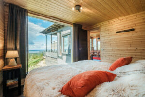 Finlande Séjour Hotel Giant Arctic Panoramic House Panoramique intérieur chambre vue vitre paysage foret Chalet voyage o-nord