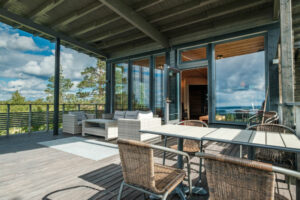 Finlande Séjour Hotel Giant Arctic Panoramic House Panoramique extérieur terrace table salon vitre foret Chalet voyage o-nord