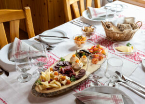 Finlande Ruka Kuusamo Wilderness Lodge Isokenkaisten Klubi séjour hotel Activités diner spécial traditions repas copieux voyage o-nord