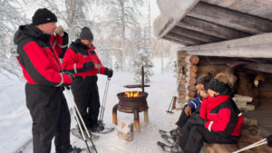 Finlande Ruka Kuusamo Wilderness Lodge Isokenkaisten Klubi séjour hotel Activités excursions raquettes snowshoes pause feu chalet neige hiver voyage o-nord