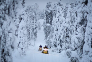 Finlande Ruka Kuusamo Wilderness Lodge Isokenkaisten Klubi séjour hotel Activités excursions snowmobile motoneige neige hiver voyage o-nord