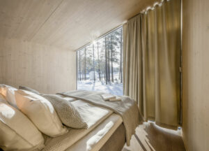 Finlande Oravi Kanava Resort Foret Lac Saimaa Hébergement Intérieur Chmabre Vue Vitre Paysage Séjour Voyage O-Nord