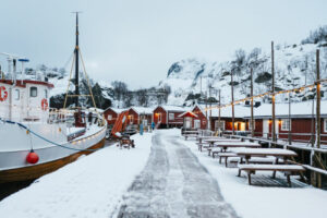 Arctique Norvège Magie Hivernale séjour Croisière Expédition Polarfront Lofoten Port Village Neige Hiver Chalet Voyage O-Nord