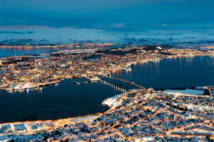 Arctique Norvège Magie Hivernale séjour Croisière Expédition Polarfront Tromso Ville Lumières Soirée Voyage O-Nord