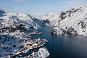 Arctique Norvège Joyaux Printemps séjour Croisière Expédition Polarfront Lofoten Village Neige Montagnes Mer Voyage O-Nord