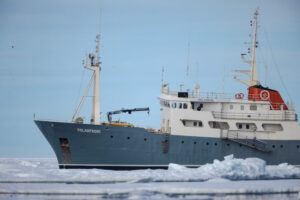 Arctique Spitzberg Latitude Blanche Soleilde minuit Polarfront Bateau Croisière Nature Glace Voyage O-Nord