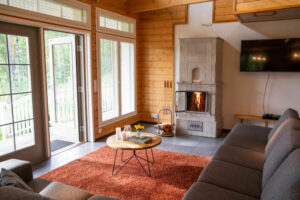 Finlande Oravi Saimaa Lac Foret Lakeside Villas Interieur décoration salon canapé cheminée table design luxe charme Nature Voyage O-Nord