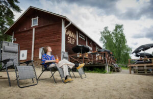 Finlande Oravi Saimaa Lac Foret Restaurant Makasiini Exterieur repos chaise détente repas boissons charme Nature Voyage O-Nord