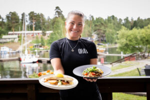 Finlande Oravi Saimaa Lac Foret Restaurant Ruukinranta Serveuse repas assiettes gastronomie bateau port boissons charme Nature Voyage O-Nord