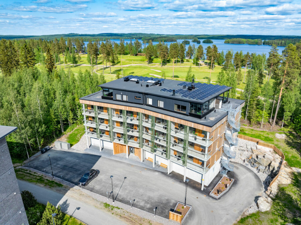 Finlande Tahkovuori Tahko Spa Hotel extérieur neture forêt eau paysage design classe épuré décoration hébergement voyage o-nord