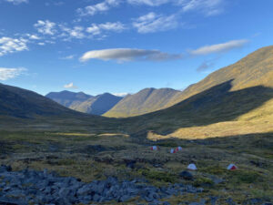 Canada Yukon Whitehorse Trekking Randonnée Bisons Campement Vallée Nature Sauvage Paysage Montagne Eté Voyage O-Nord