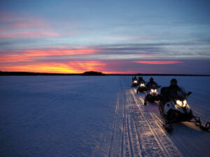 Finlande Vuokatti Snowmobile Motoneige Neige sunset coucher de soleil aventure expedition neige activités Voyage O-Nord