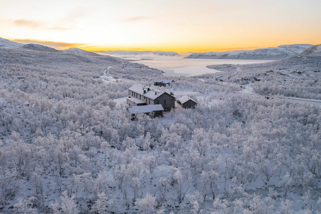 Finlande Laponie Kilpisjärvi Cahkal Hotel Séjour Forfait Package Exterieur Foret Neige Paysage Hiver Expérience Voyage O-Nord