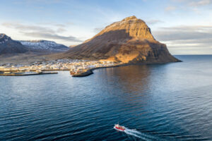 Islande Autotour Eté Nature aventure Bólungarvík Bateau Ville Paysage Voyage O-Nord