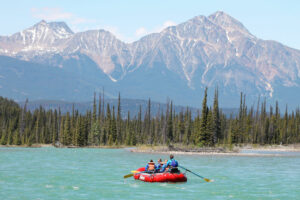 Canada Ouest Alberta Colombie Britannique Rafting Sapin Montagnes Foret Paysage Nature Voyage O-Nord