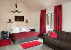 Finlande Laponie Rovaniemi Séjour Santa Claus Holiday Village Chalet Classique Hébergement Intérieur Design Décoration Rouge Hiver Voyage O-Nord