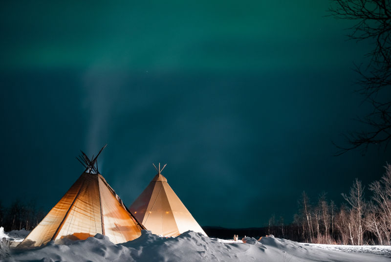 Suède Laponie teepee hiver neige nuit polaire aurores boréales voyages sur mesure O-Nord