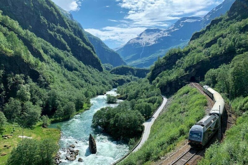 Norvège Flåm Ligne Ferroviaire Train Montagnes Rivière Tourisme Durable Voyages sur-mesure O-Nord