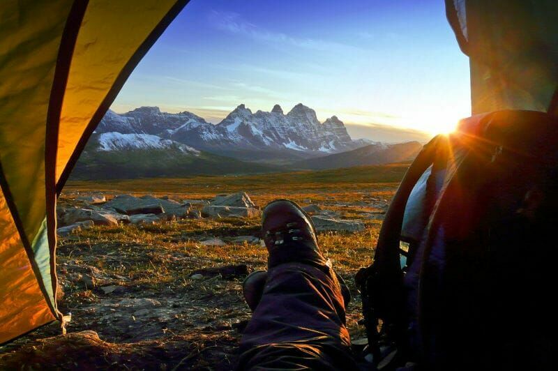 Canada Alberta Rampart Mountains Camping Sauvage Panorama Vue Tente Lever Soleil Voyages Sur-Mesure O-Nord