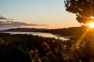 Suède Laponie Soleil de Minuit Panorama Autotour Séjour Hotel Elite Été Forêt Arbres Paysage Nature Voyage O-Nord